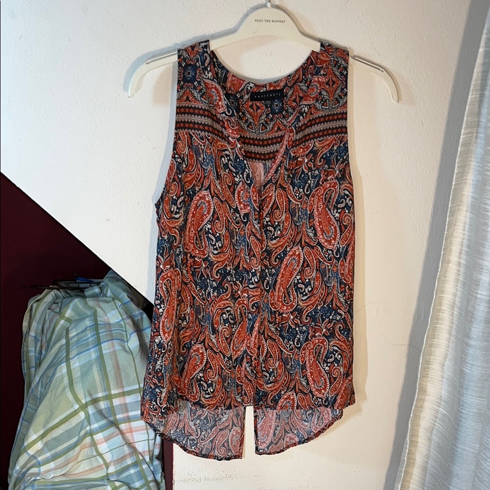 Sanctuary Paisley Sleeveless Top‎ Covered Buttons Split Back High Lo Hem